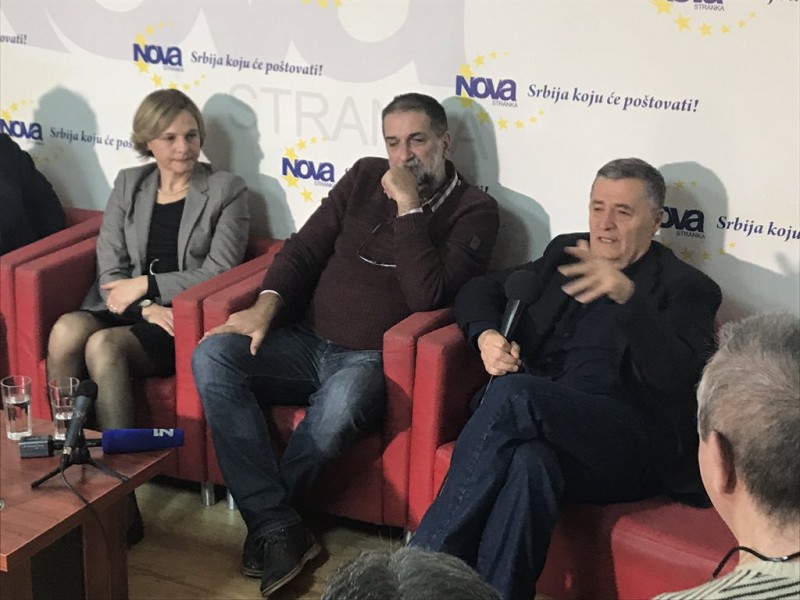 Ostrašćenost na delu: Maja Divac, Vukašin Obradović i Ljubodrag Stojadinović na tribini Nove stranke pod nazivom Svilen gajtan - Gušenje medija kao metod vladavine